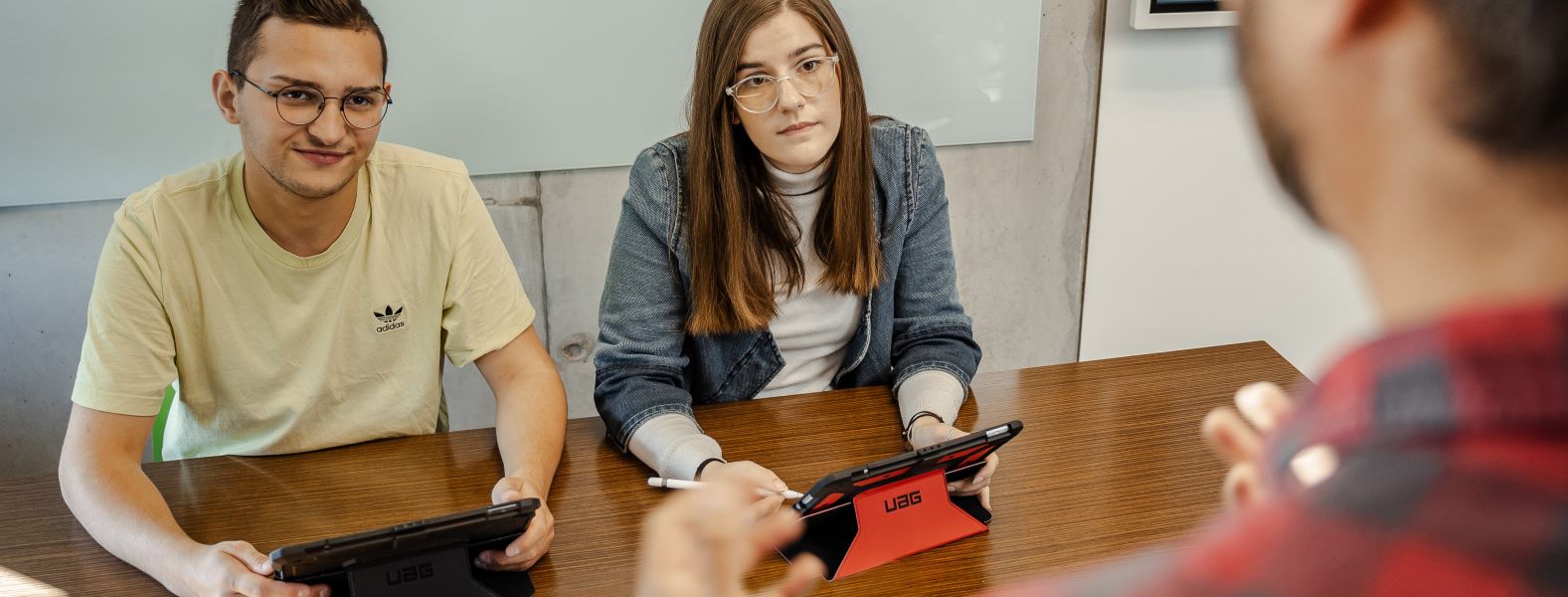 Schüler mit Lehrer an Tablets im Digitalen Unterricht